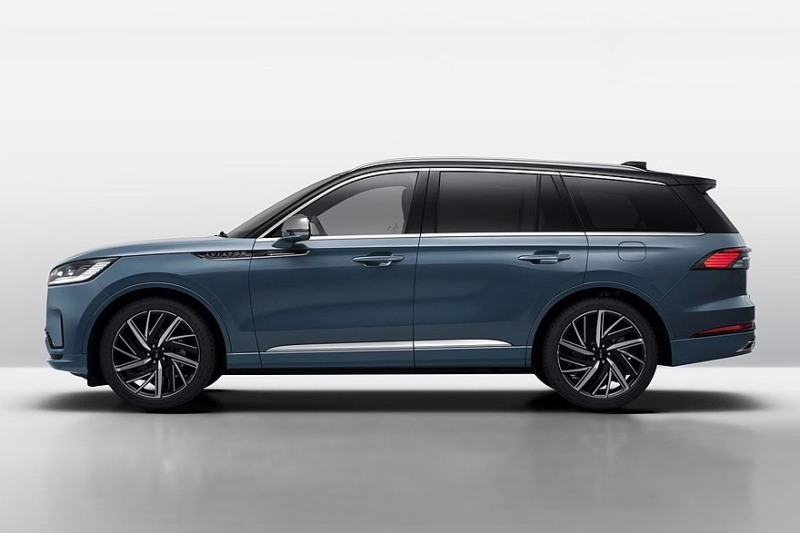 Другой обновлённый Lincoln Aviator: иная радиаторная решётка и новое большое табло