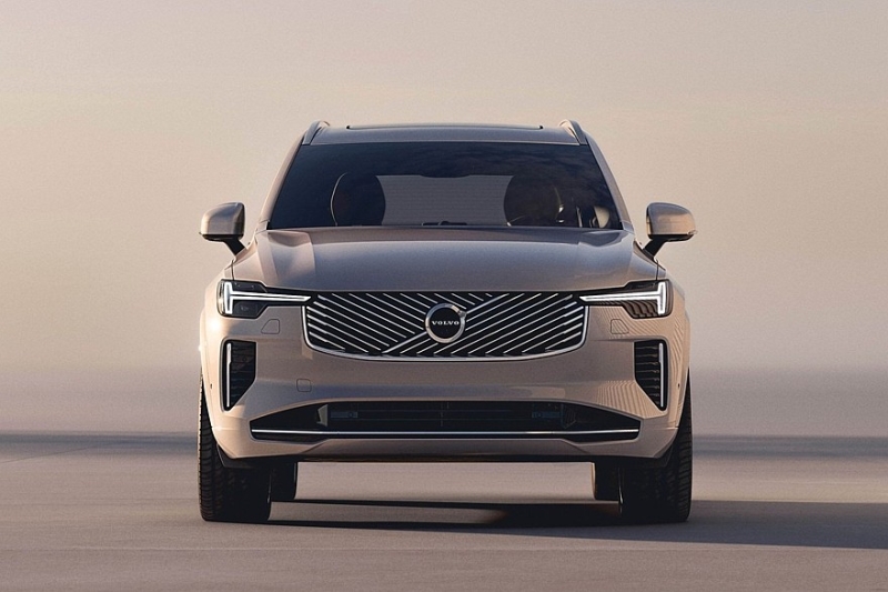 Обновлённый Volvo XC90: косая решётка, более рафинированный салон и прежняя техника