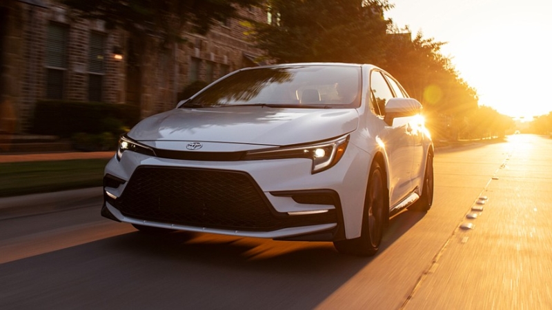 Toyota освежила свой бюджетный седан: Corolla получила скромные обновки и слегка подорожала